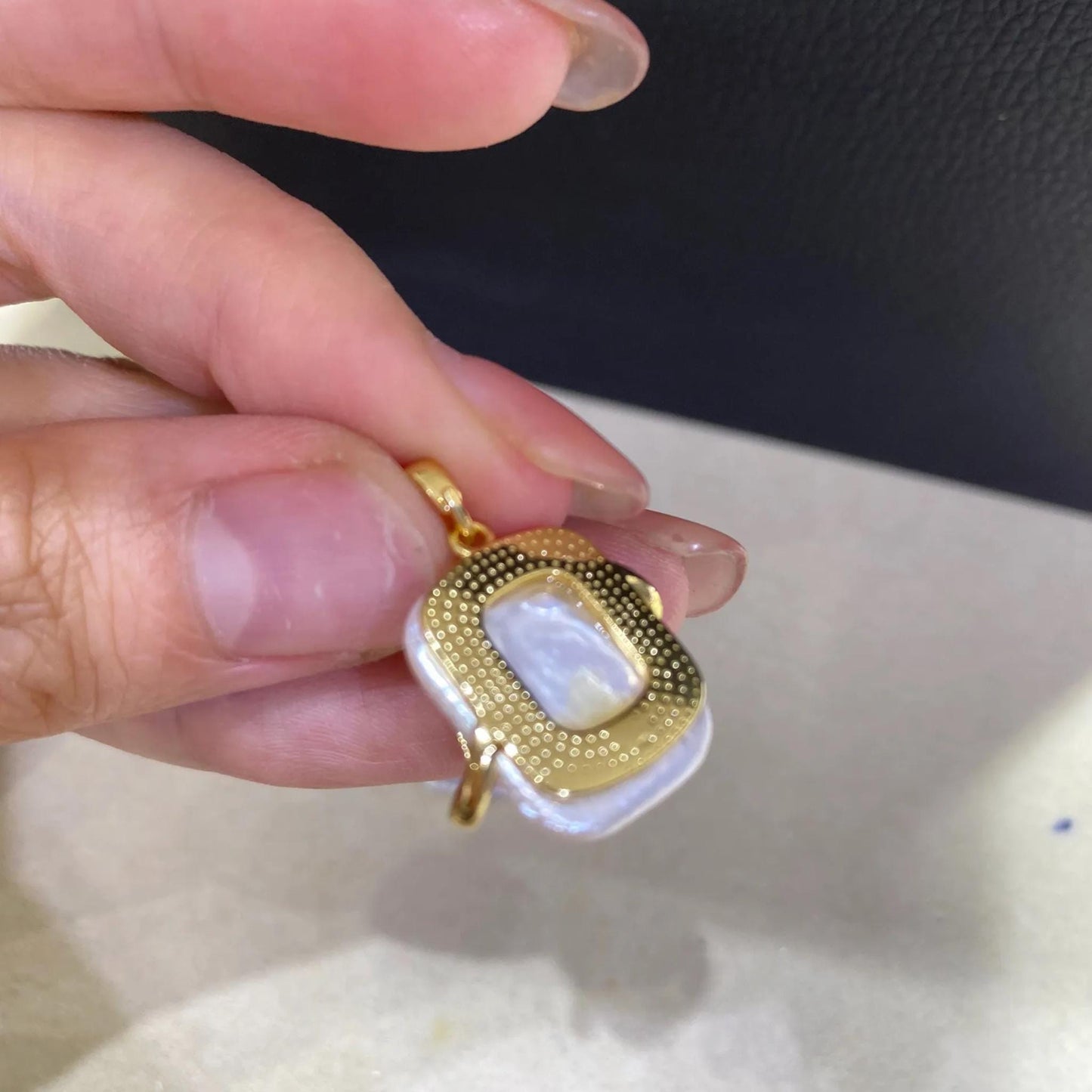 Handgemachter Barock Perlen Anhänger, Unregelmäßige Quadratische Süßwasserperle mit Gold Hug Design, Einzigartiger Schmuck Charm DIY