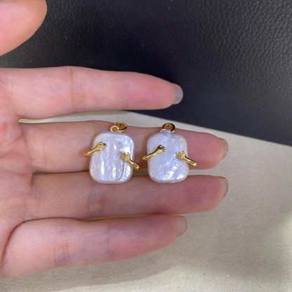 Handgemachter Barock Perlen Anhänger, Unregelmäßige Quadratische Süßwasserperle mit Gold Hug Design, Einzigartiger Schmuck Charm DIY