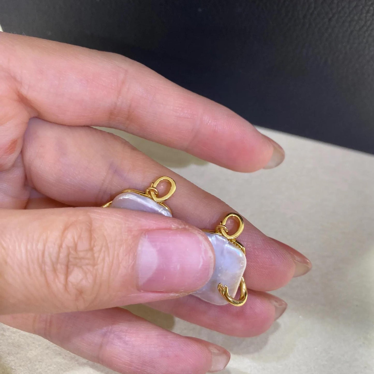 Handgemachter Barock Perlen Anhänger, Unregelmäßige Quadratische Süßwasserperle mit Gold Hug Design, Einzigartiger Schmuck Charm DIY