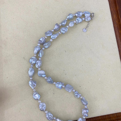 Handgefertigte silberblaue Barock Keshi Süßwasserperlenkette, unregelmäßige Nugget Perlen, natürliche Schmuck Geschenkidee