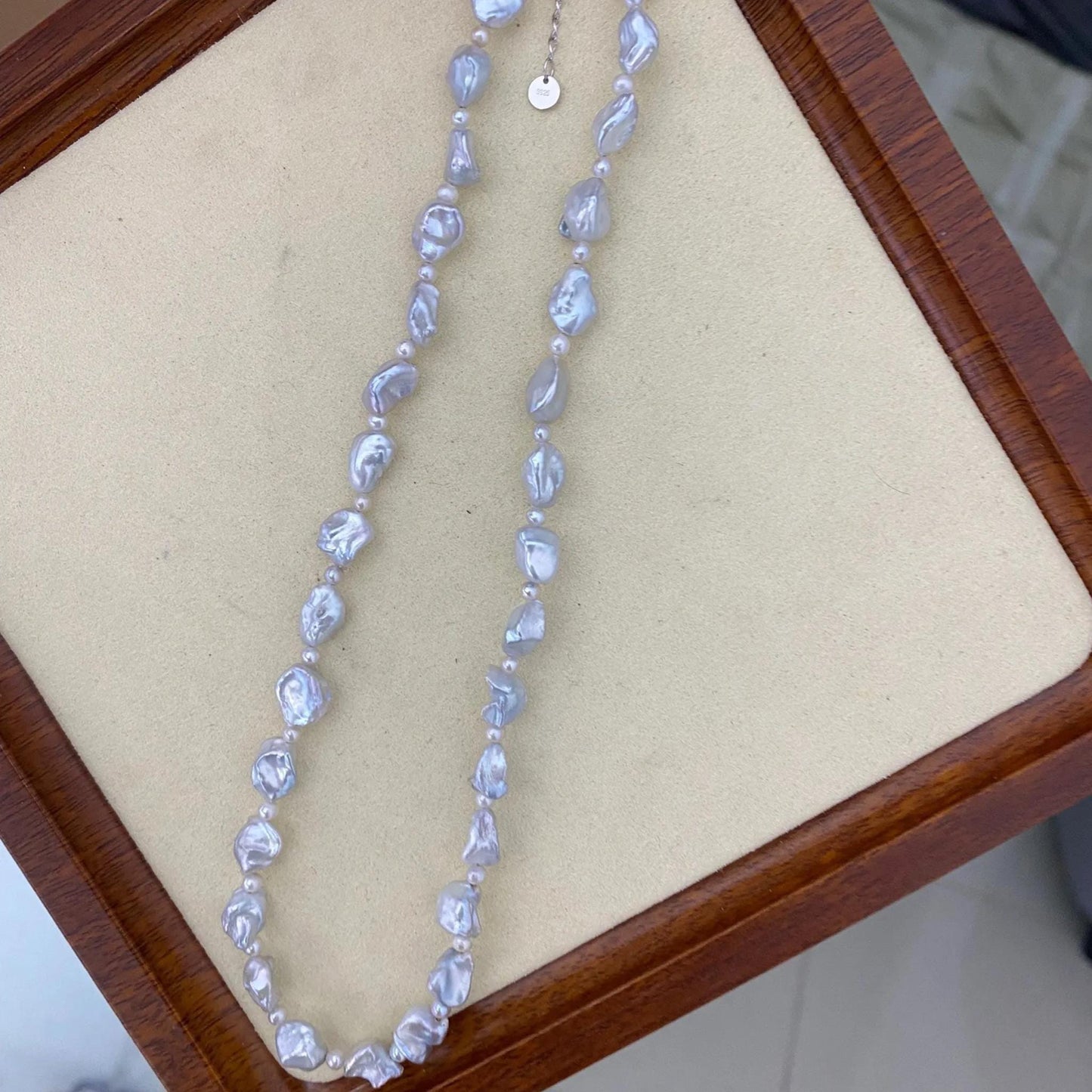 Handgefertigte silberblaue Barock Keshi Süßwasserperlenkette, unregelmäßige Nugget Perlen, natürliche Schmuck Geschenkidee