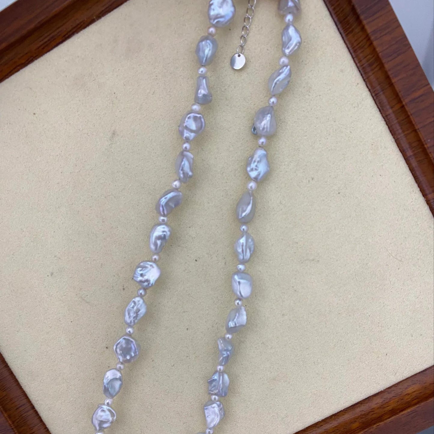 Handgefertigte silberblaue Barock Keshi Süßwasserperlenkette, unregelmäßige Nugget Perlen, natürliche Schmuck Geschenkidee