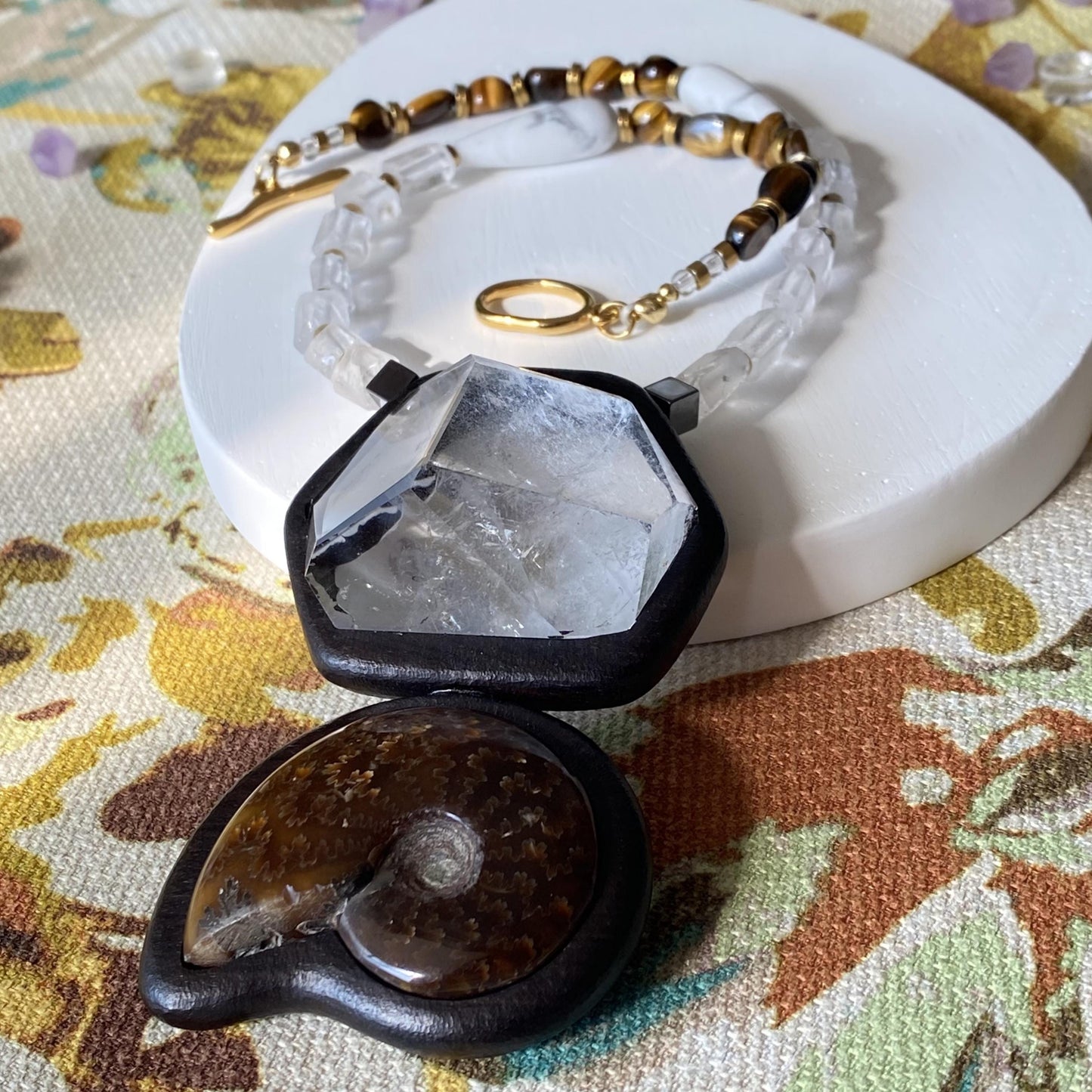 Einzigartige Statement Kette mit Ammonit Fossil und Bergkristall Anhänger aus Ebenholz, Boho Schmuck handgefertigt Naturstein Geschenk