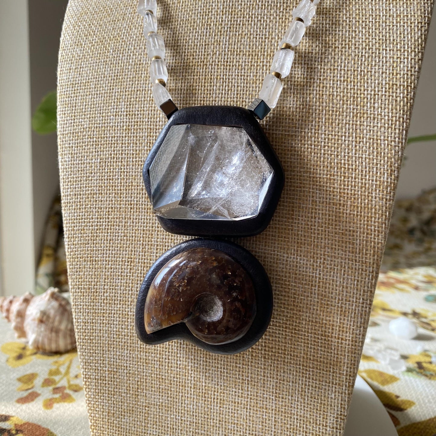 Einzigartige Statement Kette mit Ammonit Fossil und Bergkristall Anhänger aus Ebenholz, Boho Schmuck handgefertigt Naturstein Geschenk