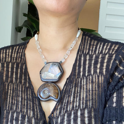 Einzigartige Statement Kette mit Ammonit Fossil und Bergkristall Anhänger aus Ebenholz, Boho Schmuck handgefertigt Naturstein Geschenk