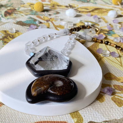 Einzigartige Statement Kette mit Ammonit Fossil und Bergkristall Anhänger aus Ebenholz, Boho Schmuck handgefertigt Naturstein Geschenk