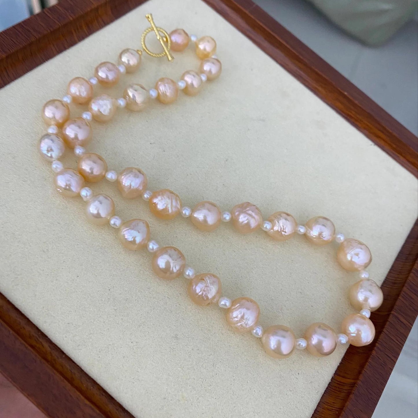 Handgemachte Süßwasserperlen Halskette in Pfirsichton mit Goldverschluss Barockperlen Statement Schmuck Chunky Rundperlen Geschenkidee