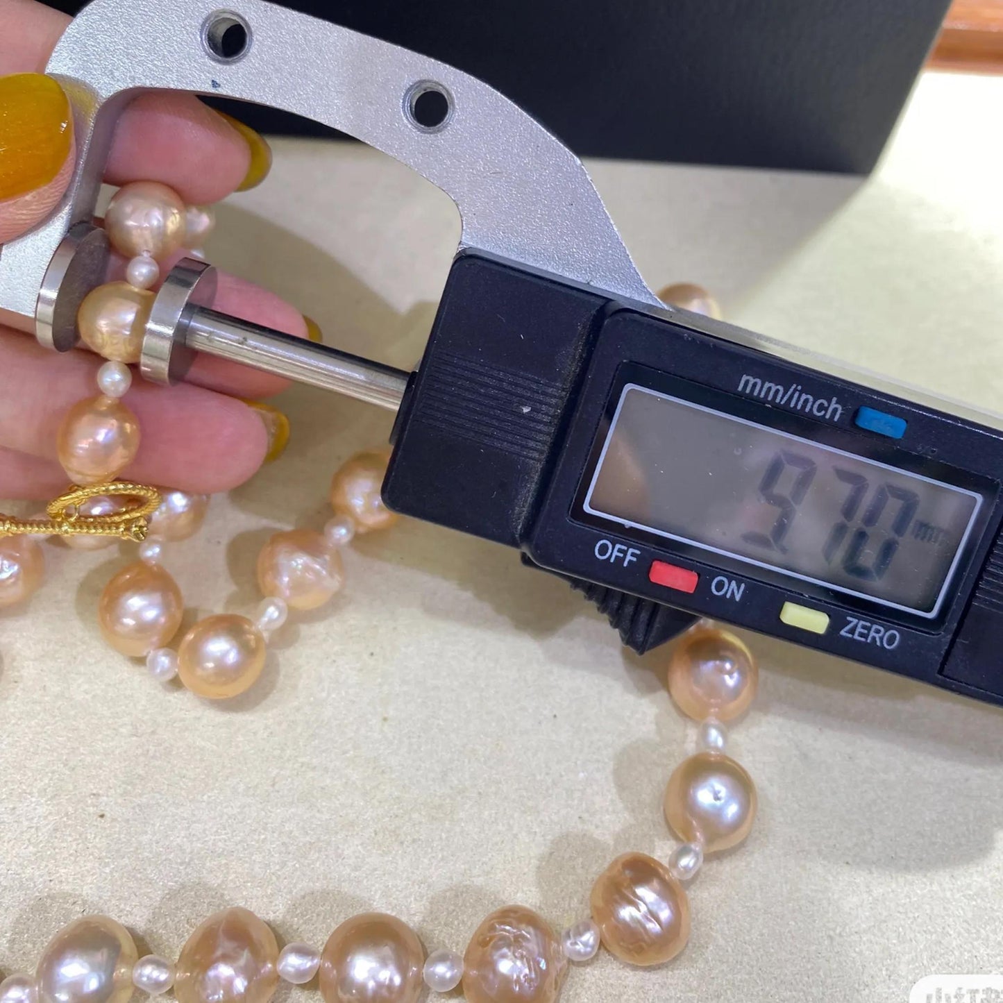 Handgemachte Süßwasserperlen Halskette in Pfirsichton mit Goldverschluss Barockperlen Statement Schmuck Chunky Rundperlen Geschenkidee