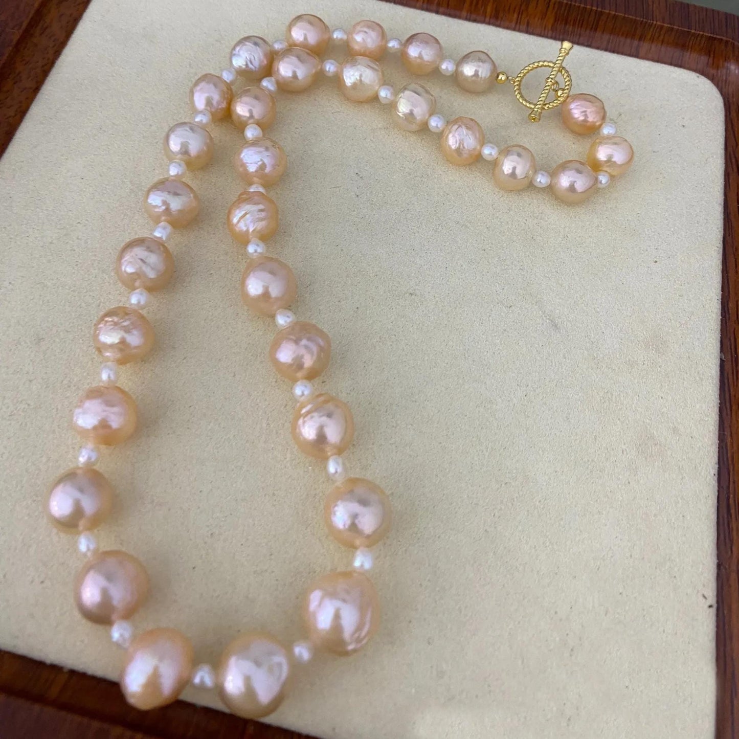 Handgemachte Süßwasserperlen Halskette in Pfirsichton mit Goldverschluss Barockperlen Statement Schmuck Chunky Rundperlen Geschenkidee