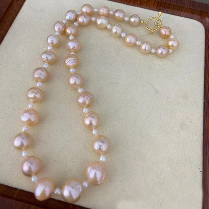 Handgemachte Süßwasserperlen Halskette in Pfirsichton mit Goldverschluss Barockperlen Statement Schmuck Chunky Rundperlen Geschenkidee