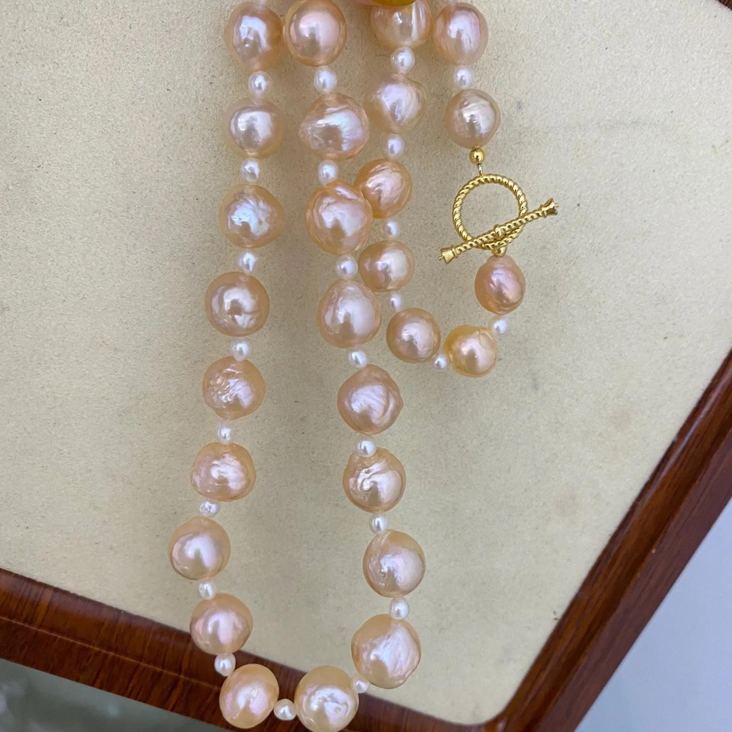 Handgemachte Süßwasserperlen Halskette in Pfirsichton mit Goldverschluss Barockperlen Statement Schmuck Chunky Rundperlen Geschenkidee
