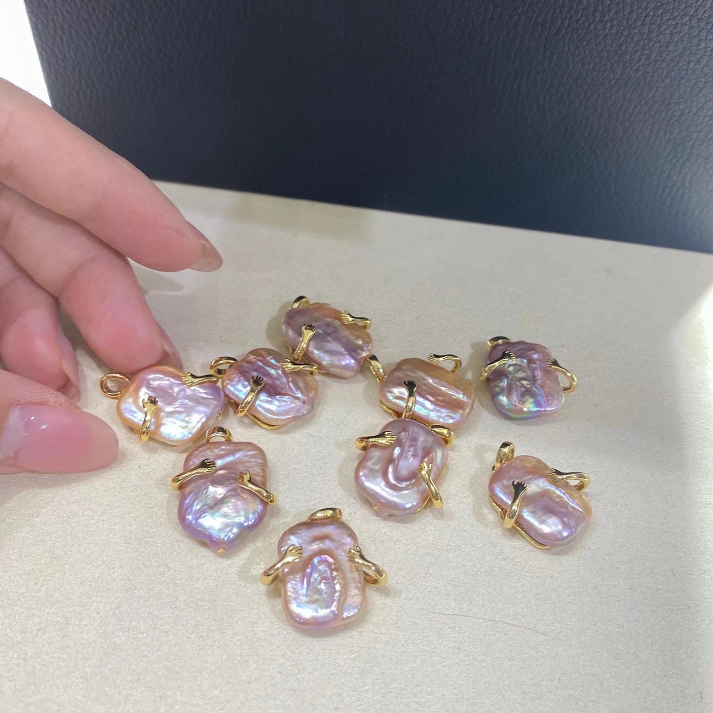 Handgefertigter Barockperlen Anhänger in Lila mit goldener Krallenfassung – Unregelmäßige Perlen für DIY Schmuck und Halsketten