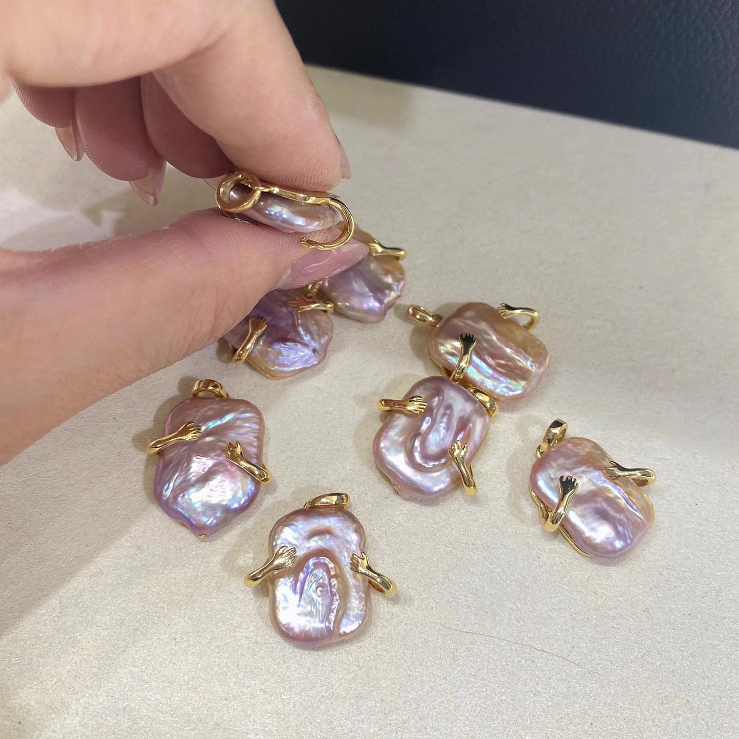 Handgefertigter Barockperlen Anhänger in Lila mit goldener Krallenfassung – Unregelmäßige Perlen für DIY Schmuck und Halsketten