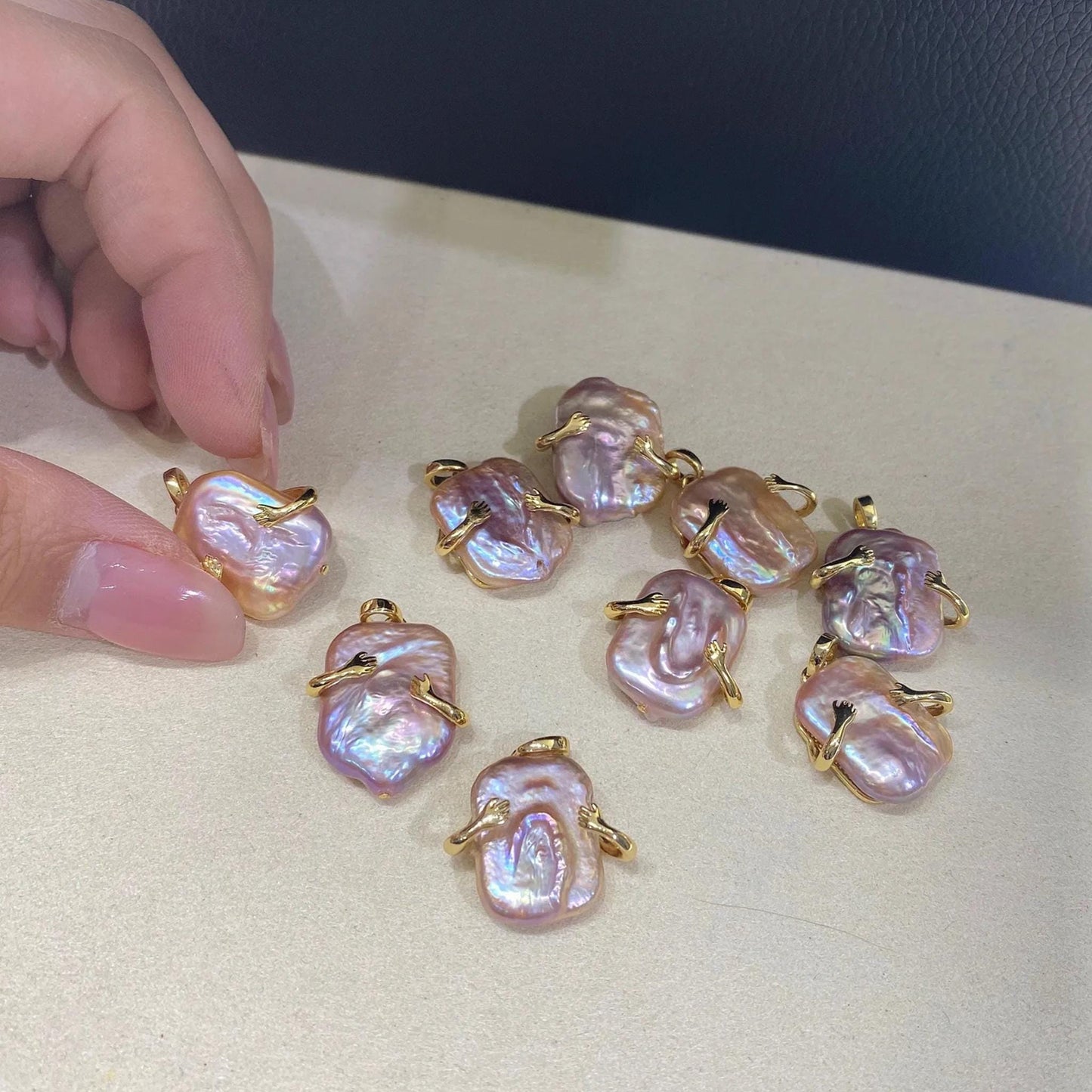 Handgefertigter Barockperlen Anhänger in Lila mit goldener Krallenfassung – Unregelmäßige Perlen für DIY Schmuck und Halsketten