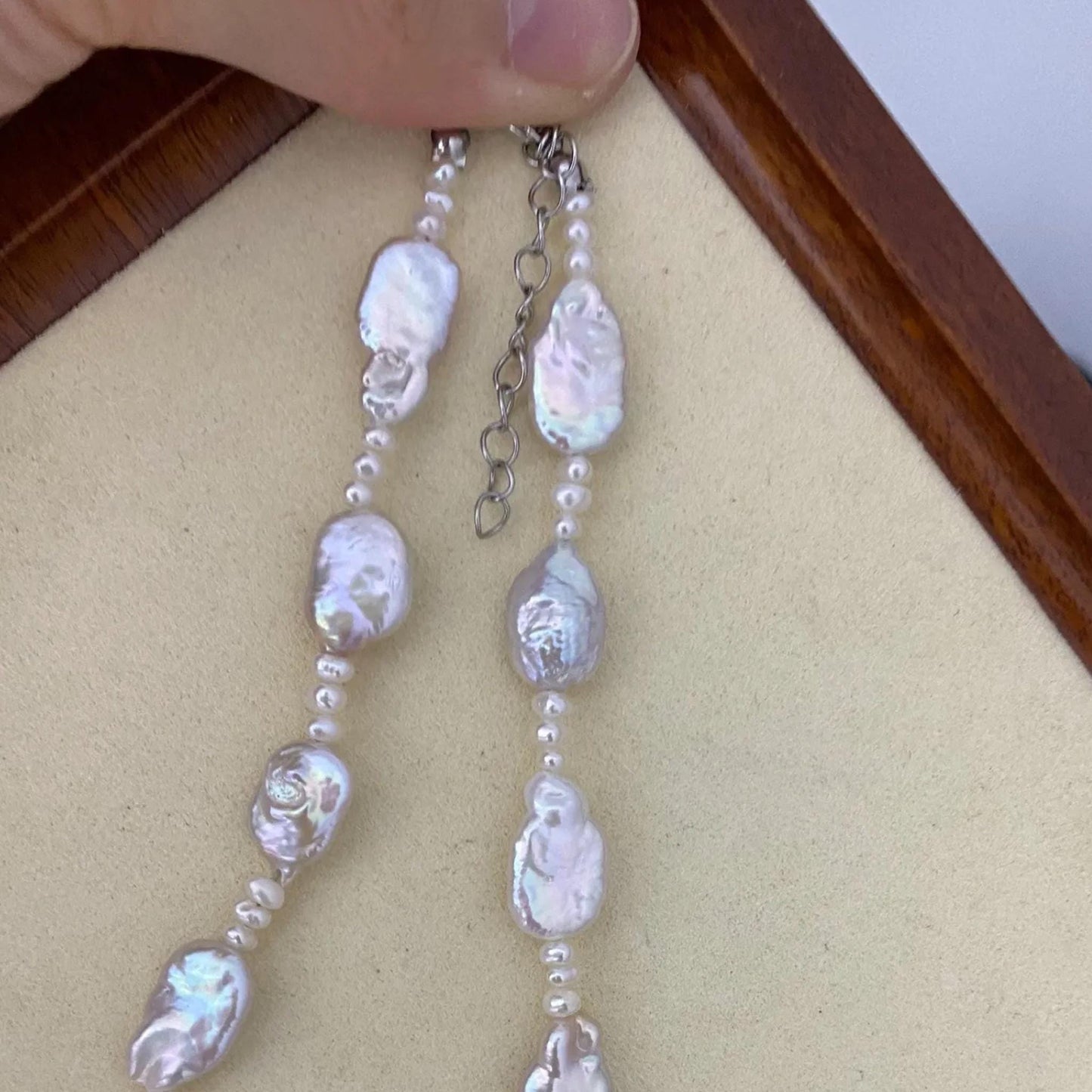 Handgefertigte Barock Süßwasserperlen Halskette mit unregelmäßigen flachen weißen Perlen Boho Schmuck Geschenk für Damen einzigartig elegant