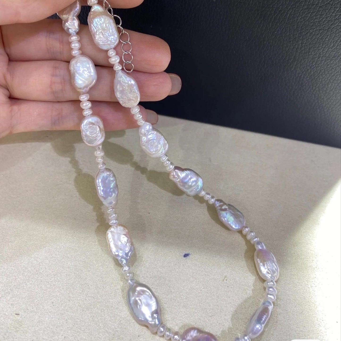 Handgefertigte Barock Süßwasserperlen Halskette mit unregelmäßigen flachen weißen Perlen Boho Schmuck Geschenk für Damen einzigartig elegant