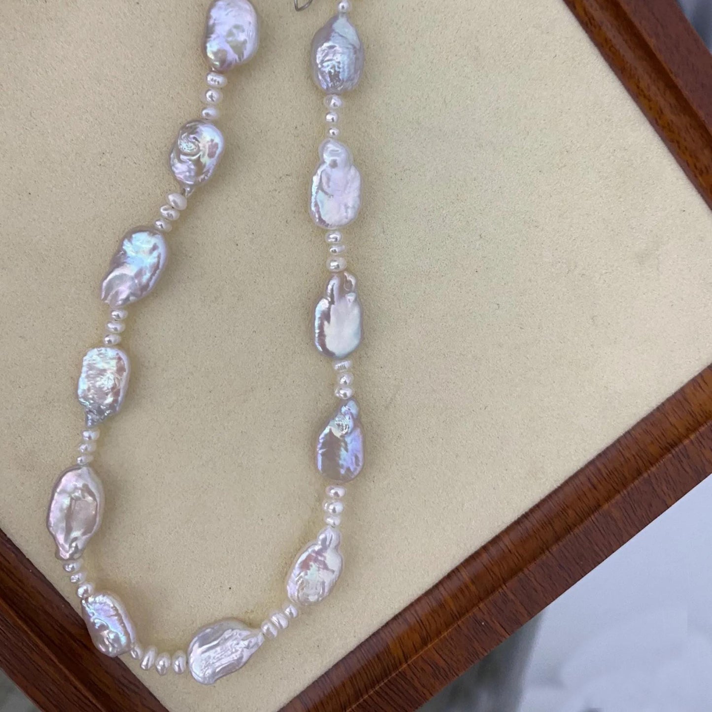 Handgefertigte Barock Süßwasserperlen Halskette mit unregelmäßigen flachen weißen Perlen Boho Schmuck Geschenk für Damen einzigartig elegant