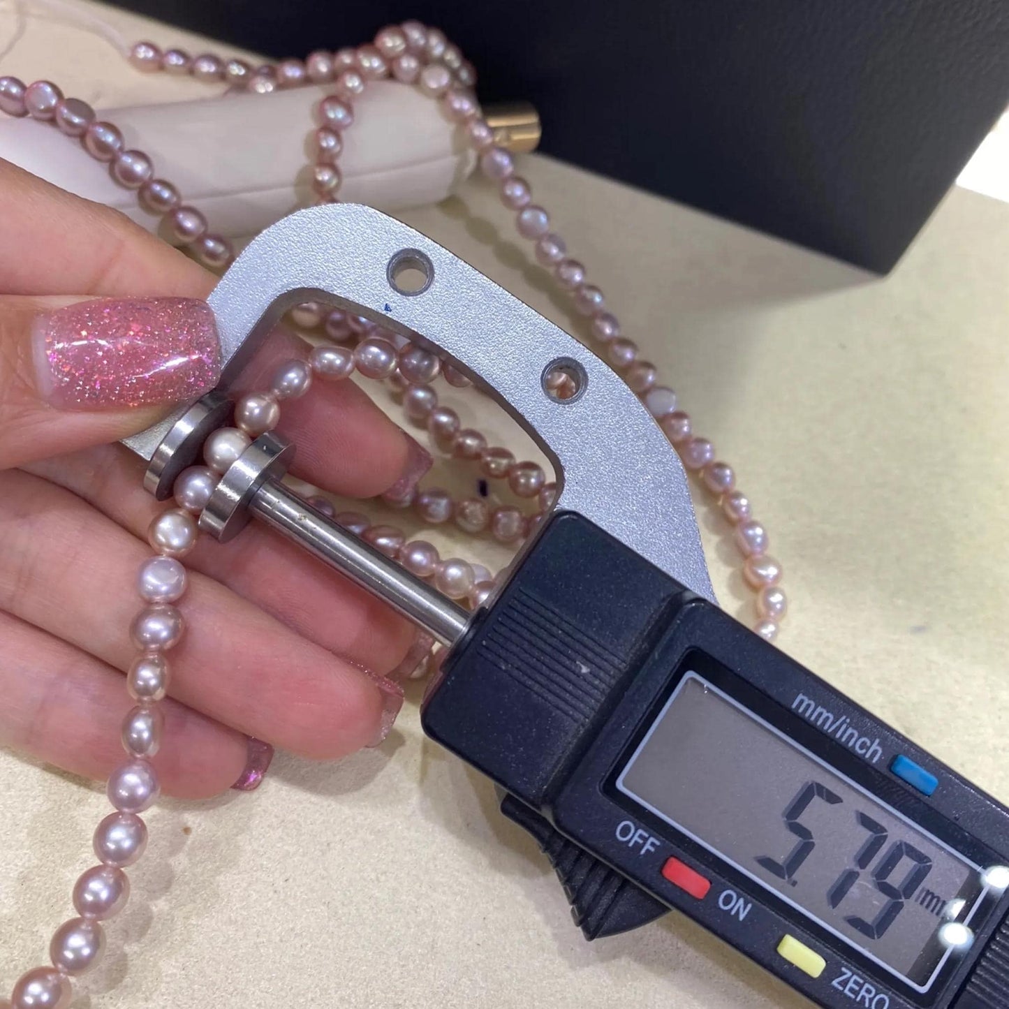 Zartrosa Süßwasserperlenstrang für Schmuckherstellung DIY, handverlesene ovale Perlen mit Glanz, romantischer Perlenschmuck 38cm