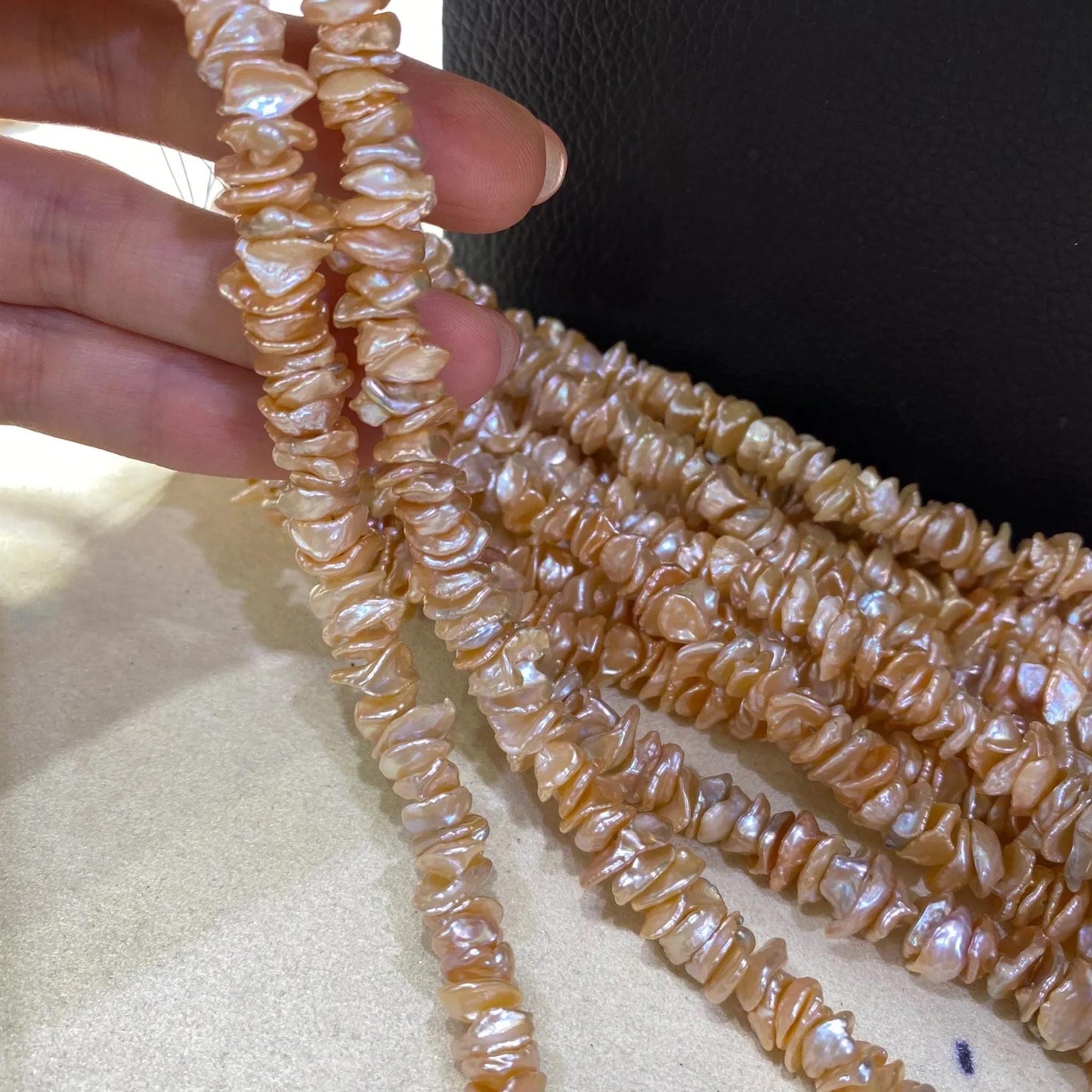 Natürliche Barockperlen in Orangeton – Blütenförmige Süßwasser-Keshi-Perlen für DIY-Schmuck & Boho-Design, ca. 38cm Strang