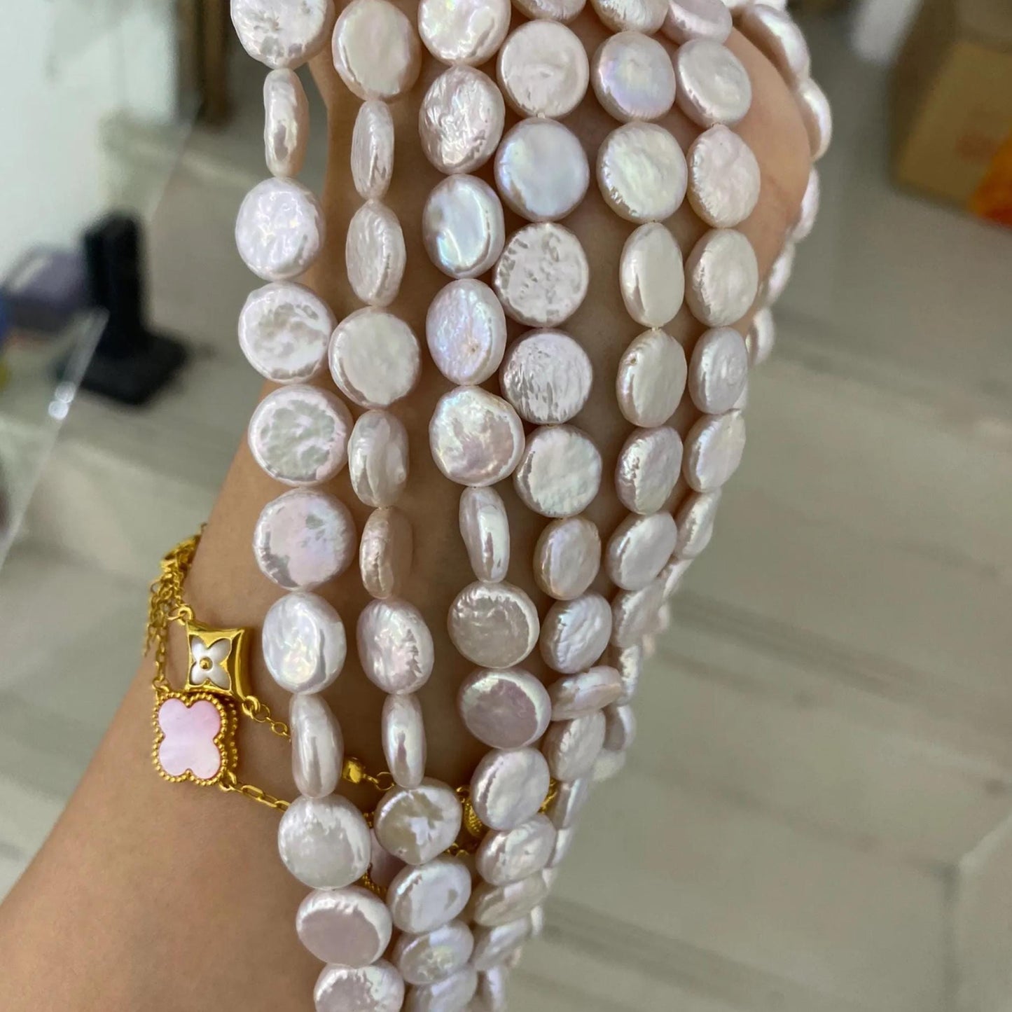 Natürliche Coin-Perlen aus Süßwasser – Weiße flache runde Perlen mit Glanz für DIY-Schmuck, Hochzeitsdesigns, Boho-Ketten, Statement-Stränge