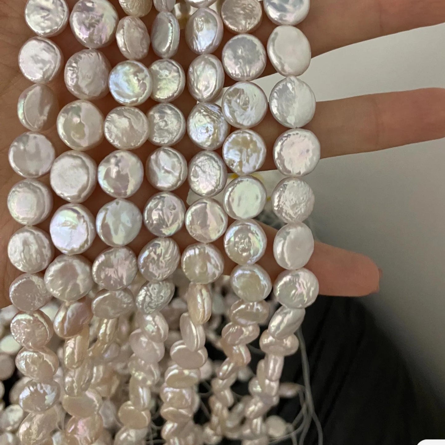 Natürliche Coin-Perlen aus Süßwasser – Weiße flache runde Perlen mit Glanz für DIY-Schmuck, Hochzeitsdesigns, Boho-Ketten, Statement-Stränge