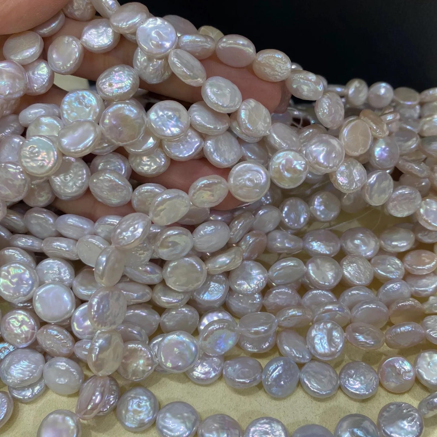 Natürliche Coin-Perlen aus Süßwasser – Weiße flache runde Perlen mit Glanz für DIY-Schmuck, Hochzeitsdesigns, Boho-Ketten, Statement-Stränge