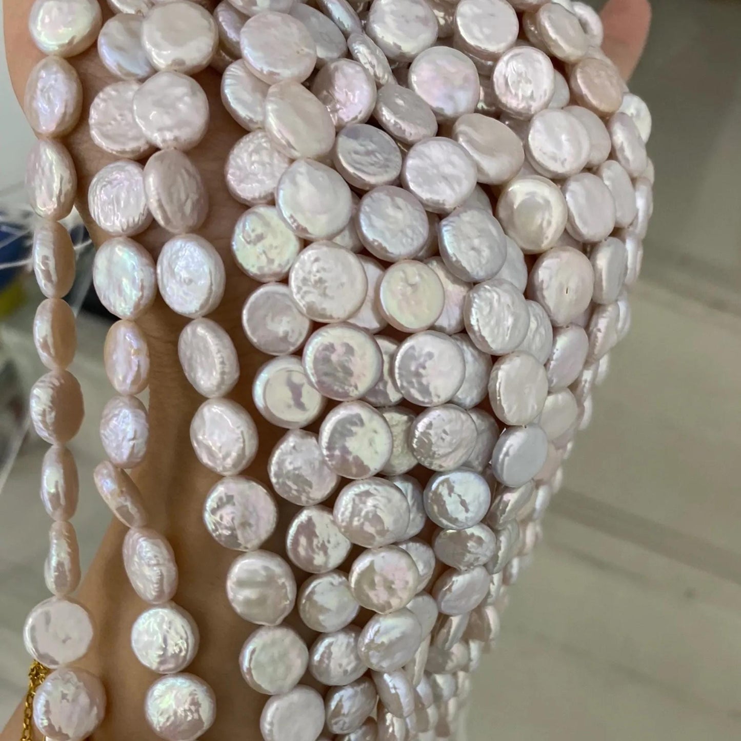 Natürliche Coin-Perlen aus Süßwasser – Weiße flache runde Perlen mit Glanz für DIY-Schmuck, Hochzeitsdesigns, Boho-Ketten, Statement-Stränge