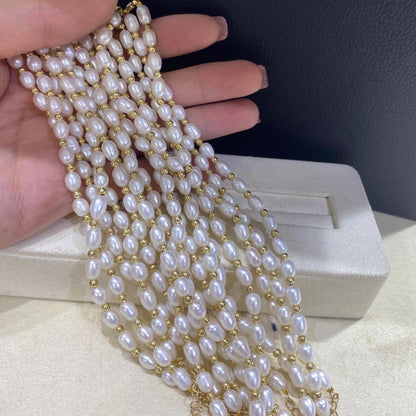 Handgemachtes Süßwasserperlen Armband mit vergoldeten Akzenten, eleganter Schmuck für Damen, zarte Perlenkette mit ovalen Perlen