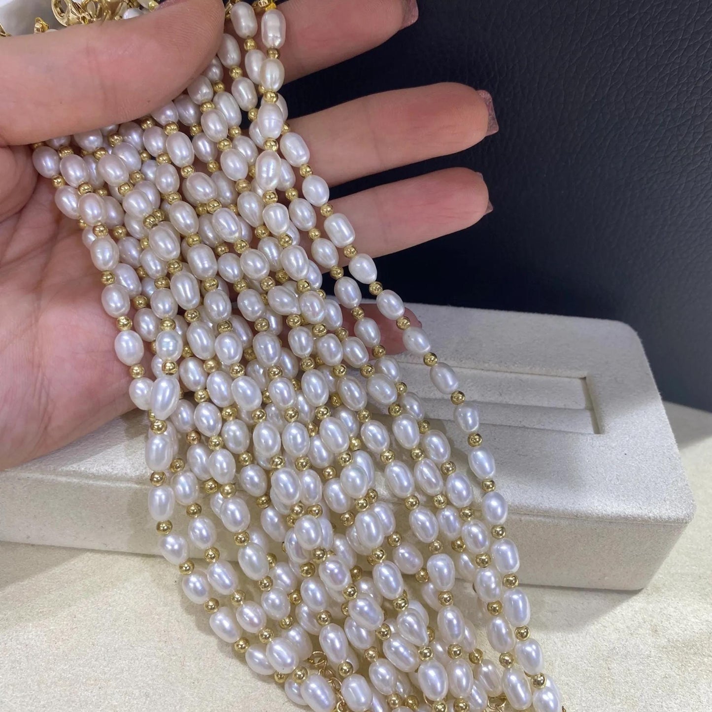 Handgemachtes Süßwasserperlen Armband mit vergoldeten Akzenten, eleganter Schmuck für Damen, zarte Perlenkette mit ovalen Perlen