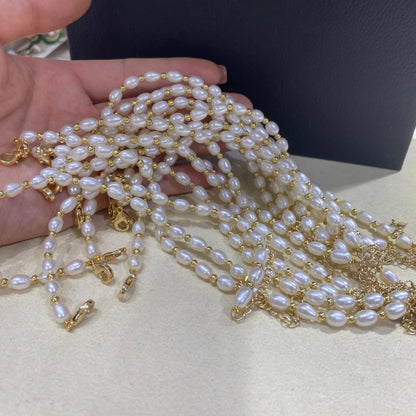 Handgemachtes Süßwasserperlen Armband mit vergoldeten Akzenten, eleganter Schmuck für Damen, zarte Perlenkette mit ovalen Perlen