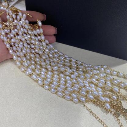 Handgemachtes Süßwasserperlen Armband mit vergoldeten Akzenten, eleganter Schmuck für Damen, zarte Perlenkette mit ovalen Perlen