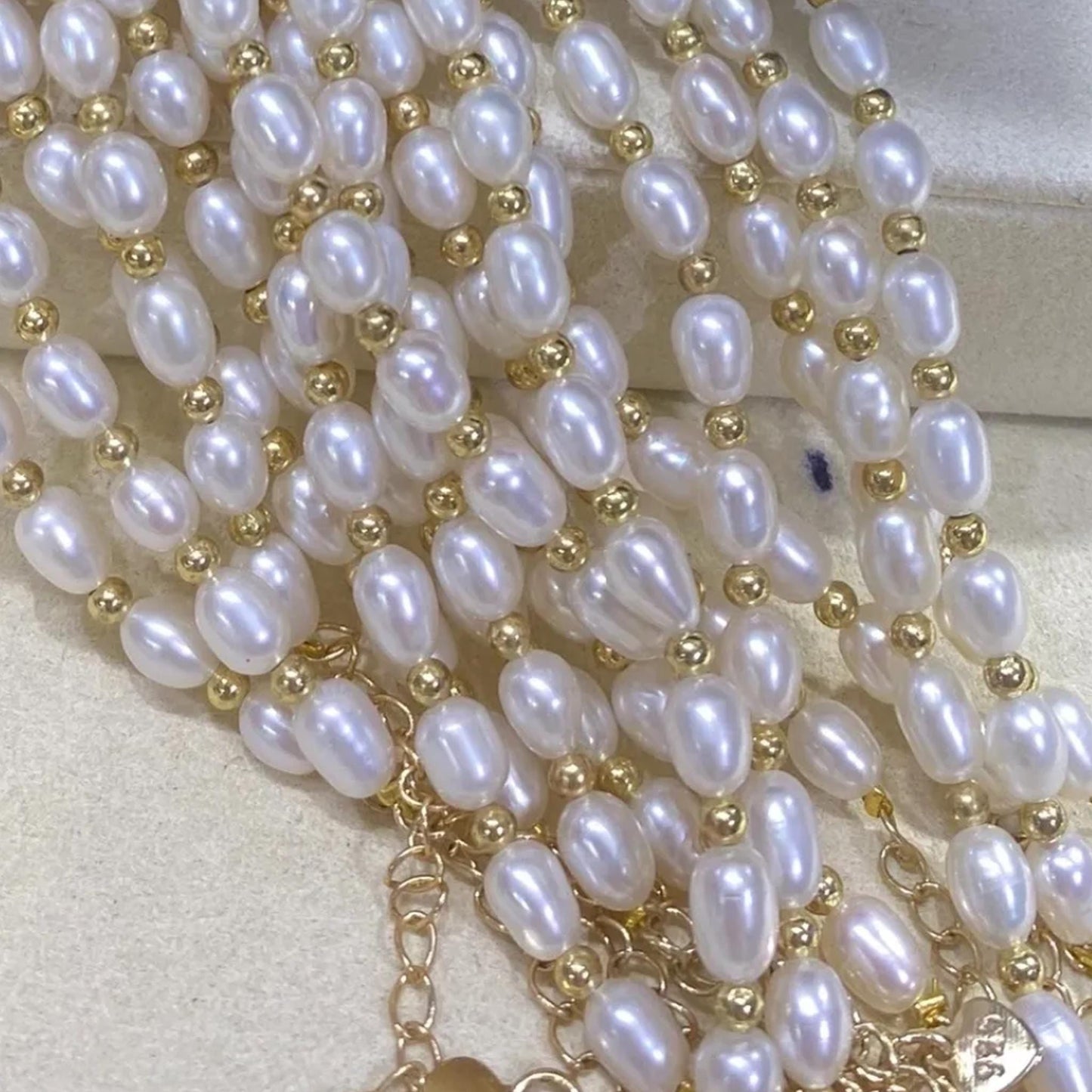 Handgemachtes Süßwasserperlen Armband mit vergoldeten Akzenten, eleganter Schmuck für Damen, zarte Perlenkette mit ovalen Perlen