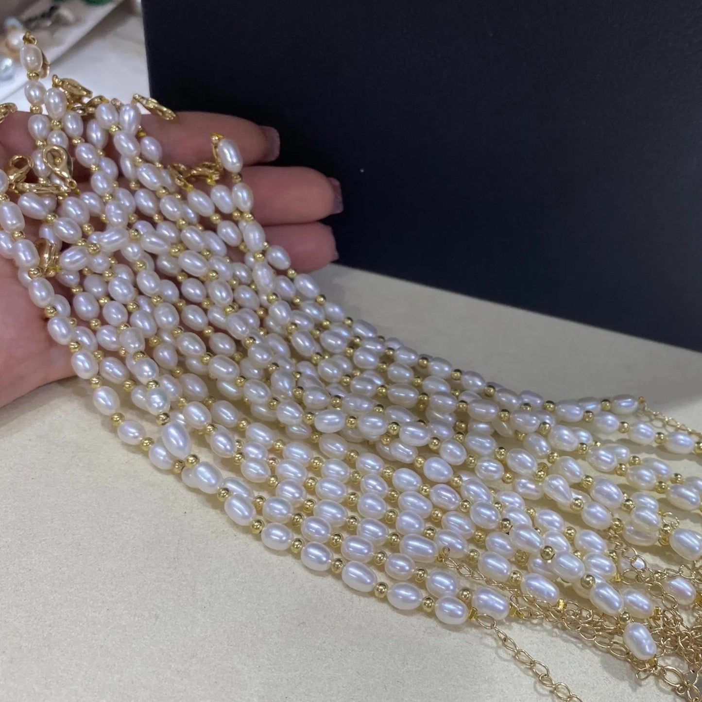 Handgemachtes Süßwasserperlen Armband mit vergoldeten Akzenten, eleganter Schmuck für Damen, zarte Perlenkette mit ovalen Perlen