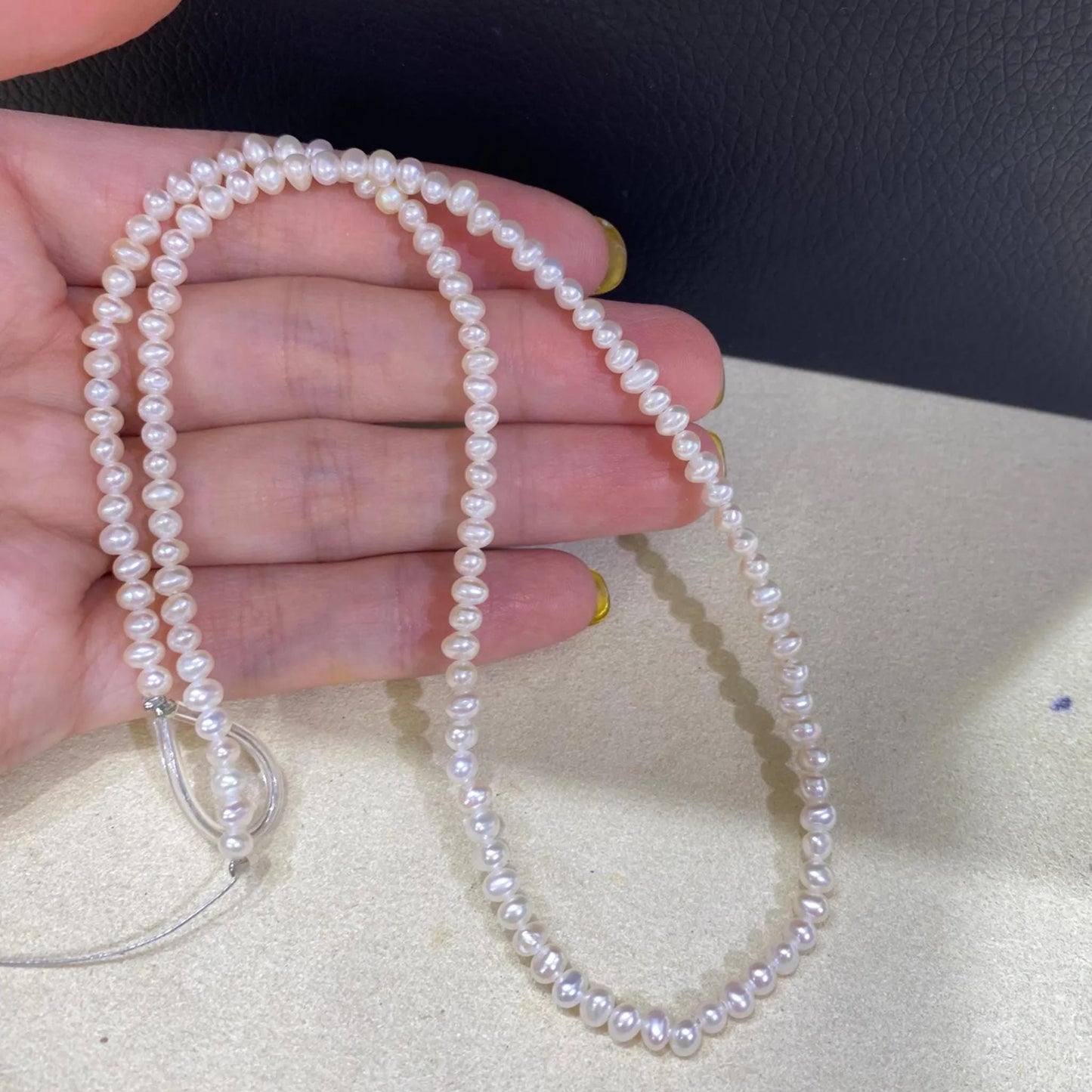 Weiße ovale Süßwasserperlen für DIY Schmuck, natürliche Reisperlen mit Glanz für Armbänder Ketten Ohrringe Bastelbedarf Perlenstrang