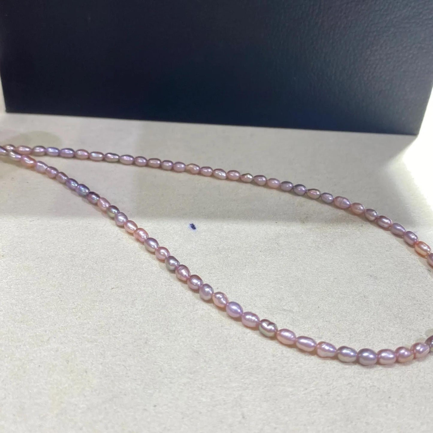 Natürliche Süßwasserperlen in Lavendelfarbe für DIY Schmuck, Kleine Reisform Perlen Strang, Oval Beads für Armbänder und Halsketten