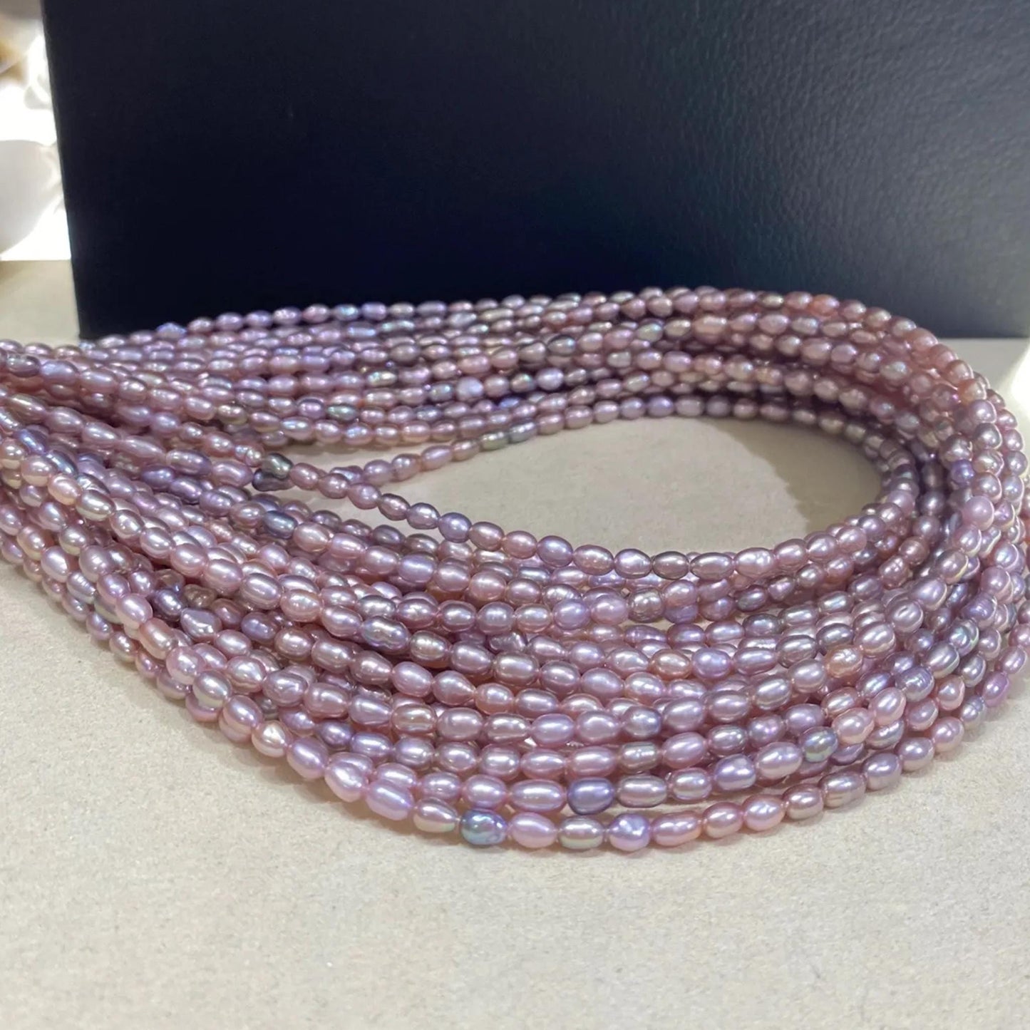Natürliche Süßwasserperlen in Lavendelfarbe für DIY Schmuck, Kleine Reisform Perlen Strang, Oval Beads für Armbänder und Halsketten