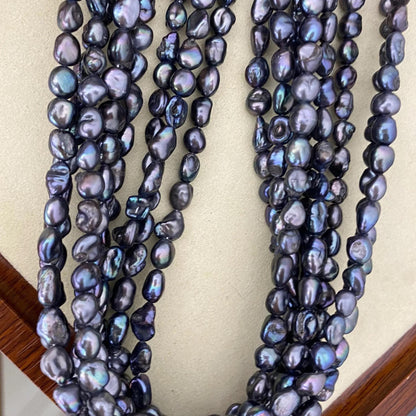 Unregelmäßige barocke Süßwasserperlen in irisierendem Blau, handgefärbte DIY Perlen für Schmuckherstellung und kreative Boho Designs