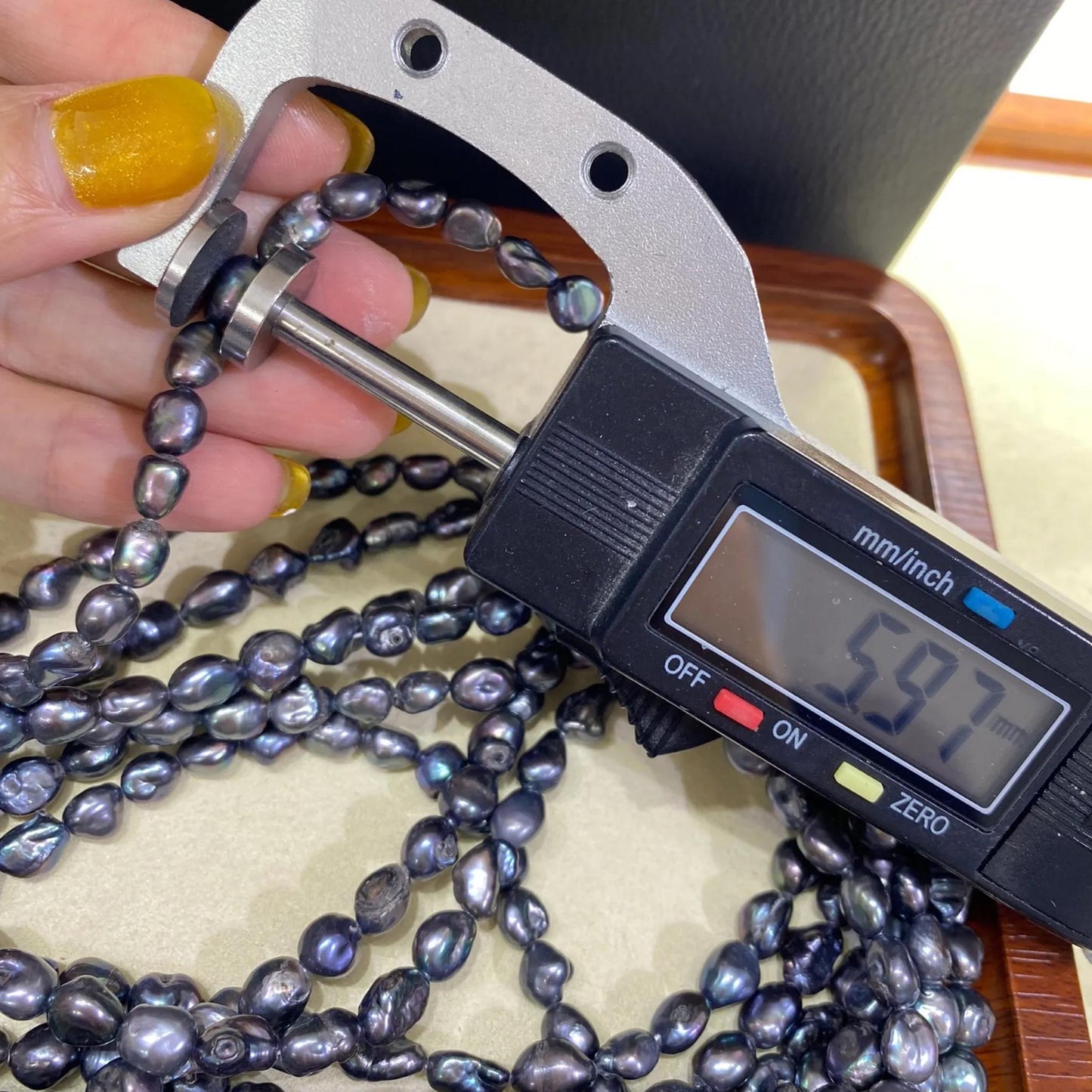 Unregelmäßige barocke Süßwasserperlen in irisierendem Blau, handgefärbte DIY Perlen für Schmuckherstellung und kreative Boho Designs