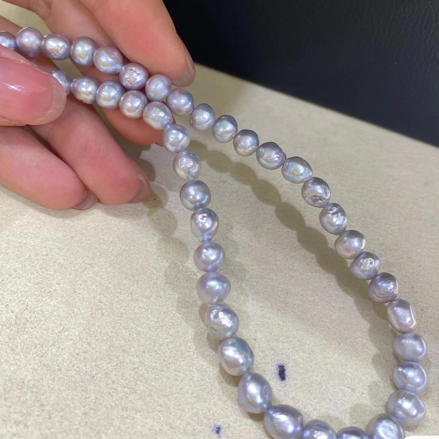 Elektroplattierte graue Süßwasserperlen Barock Stil für DIY Schmuck, unregelmäßige Nuggets für Armband Kette Bastelbedarf 38cm Strang