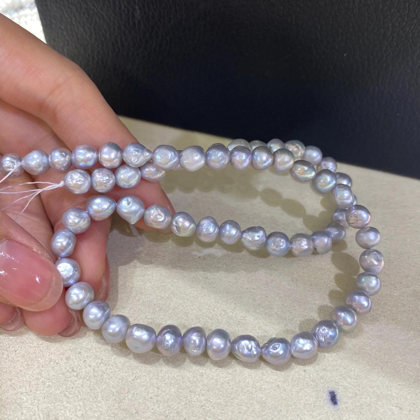 Elektroplattierte graue Süßwasserperlen Barock Stil für DIY Schmuck, unregelmäßige Nuggets für Armband Kette Bastelbedarf 38cm Strang