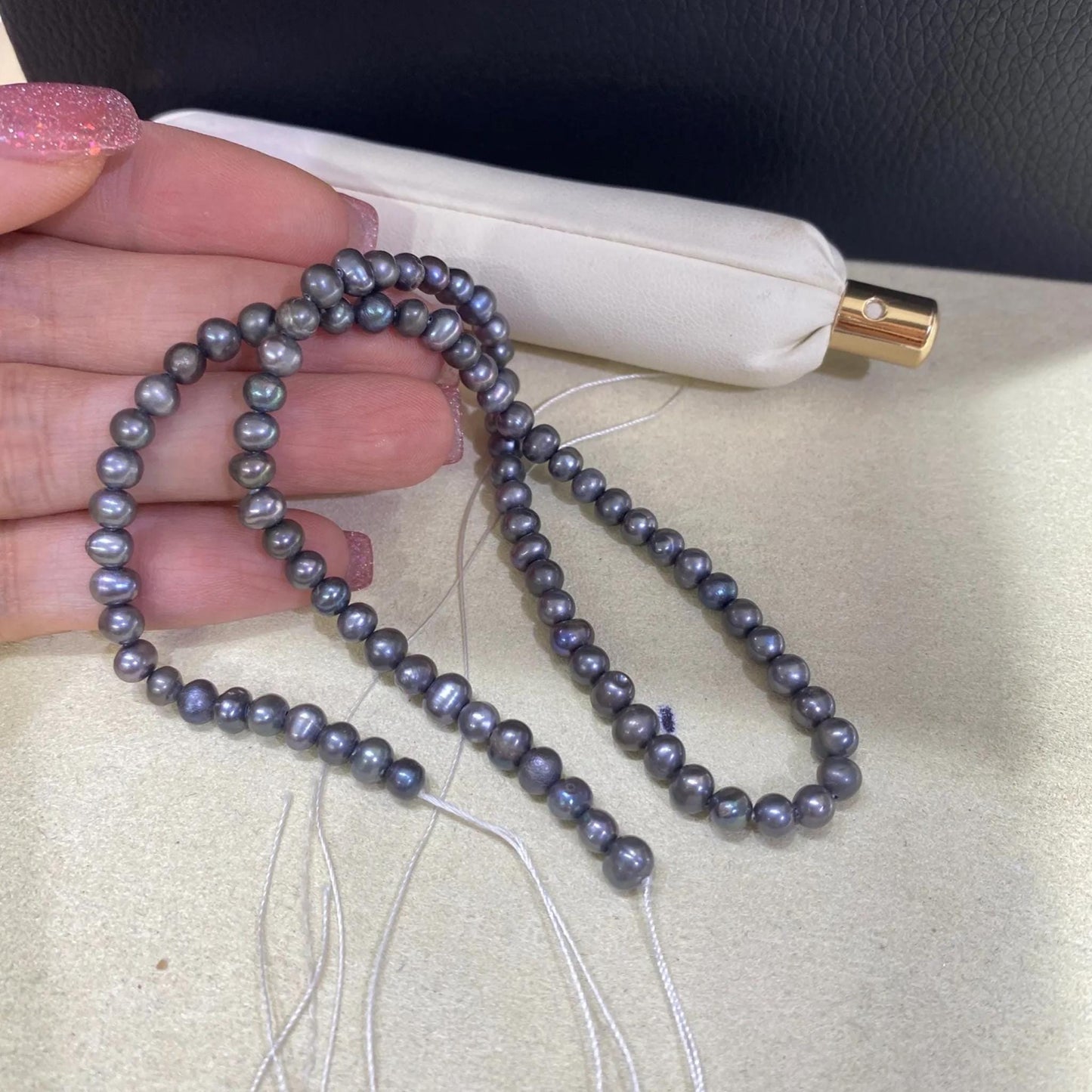 Gefärbte graue Süßwasserperlen für Schmuckherstellung, halbrunde Perlen auf 38cm Strang, ideal für Armbänder und Halsketten DIY