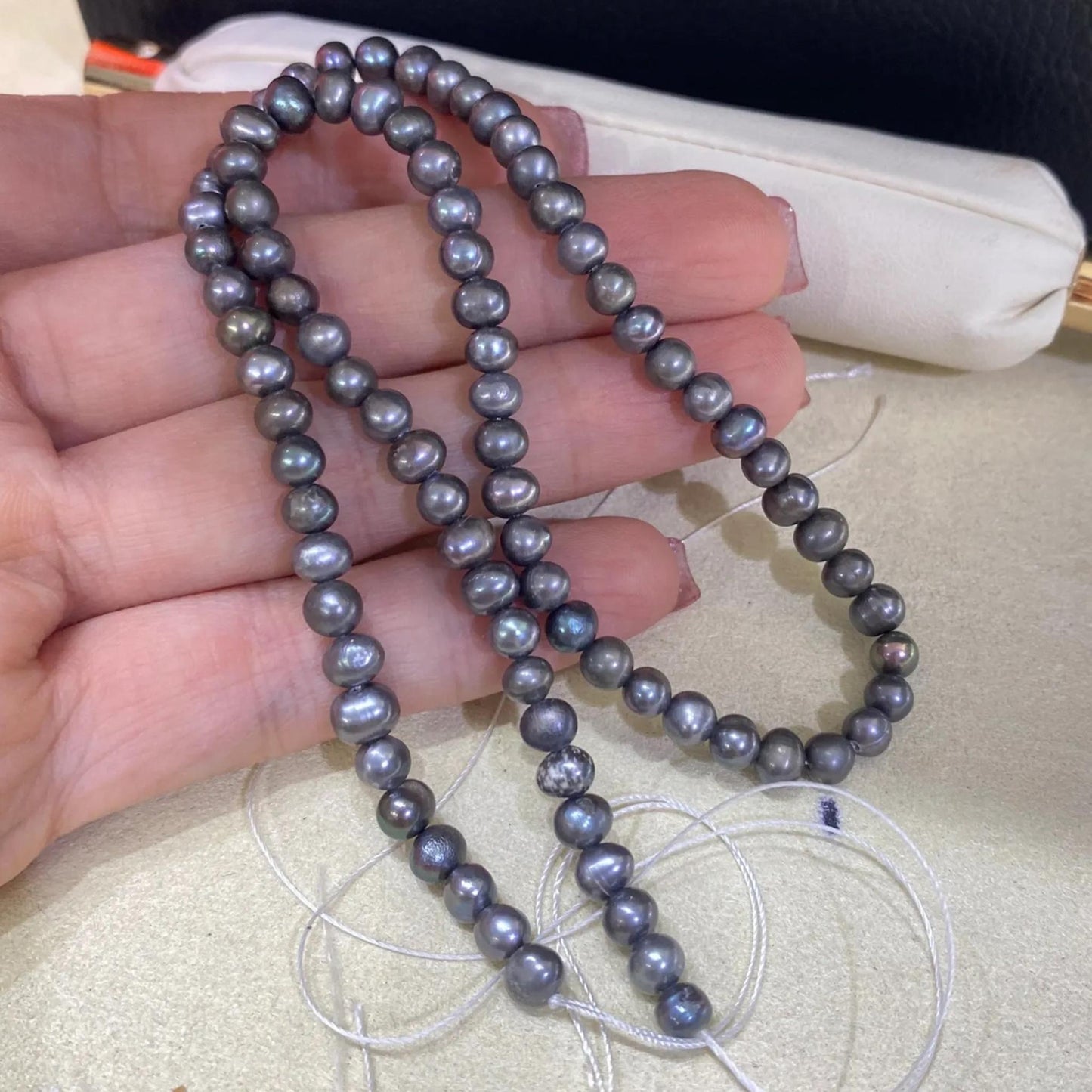 Gefärbte graue Süßwasserperlen für Schmuckherstellung, halbrunde Perlen auf 38cm Strang, ideal für Armbänder und Halsketten DIY