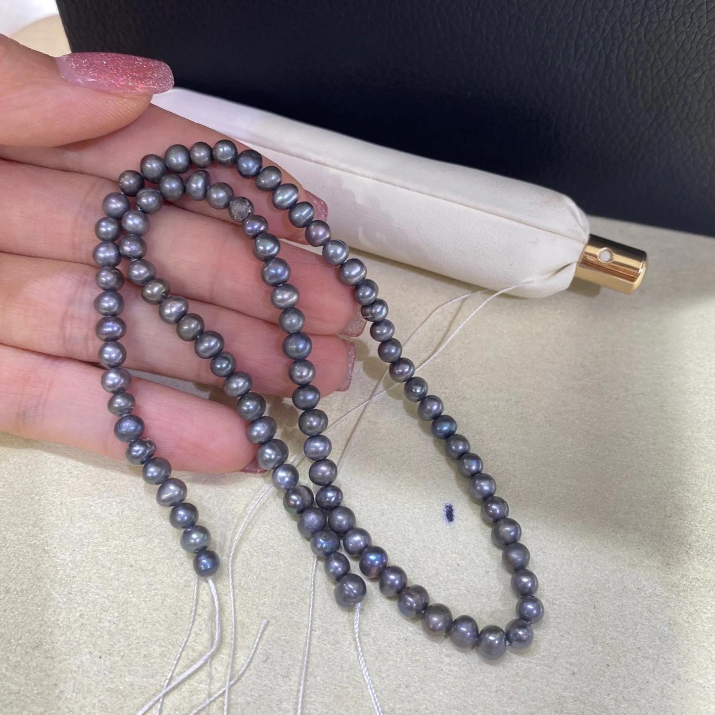 Gefärbte graue Süßwasserperlen für Schmuckherstellung, halbrunde Perlen auf 38cm Strang, ideal für Armbänder und Halsketten DIY