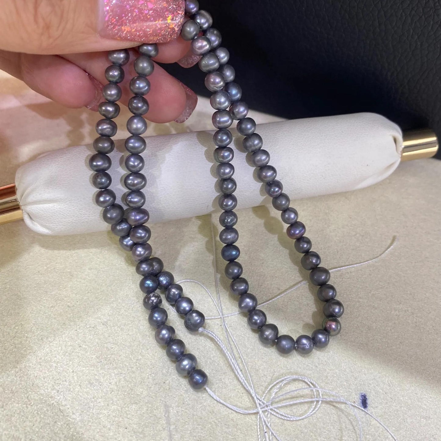 Gefärbte graue Süßwasserperlen für Schmuckherstellung, halbrunde Perlen auf 38cm Strang, ideal für Armbänder und Halsketten DIY