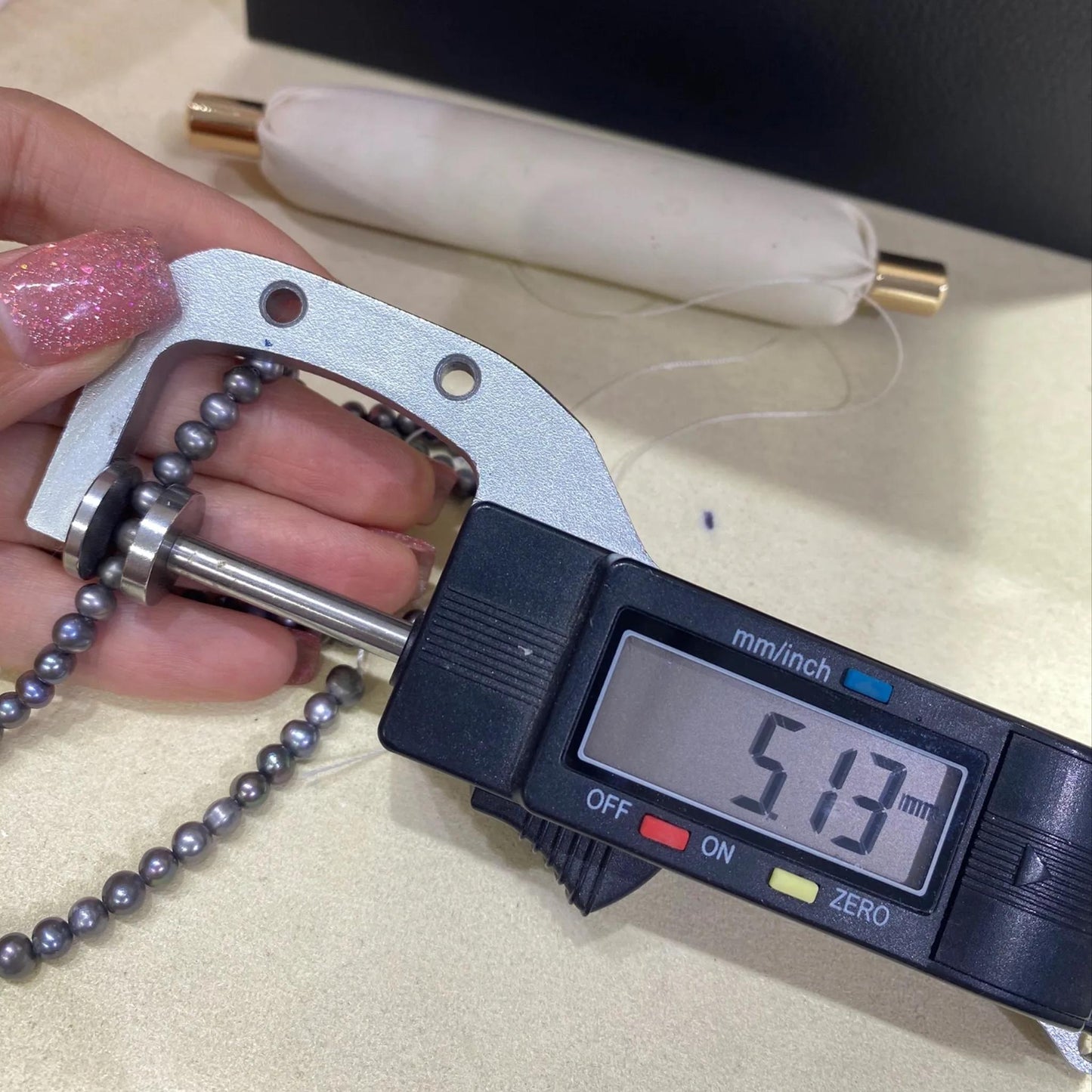 Gefärbte graue Süßwasserperlen für Schmuckherstellung, halbrunde Perlen auf 38cm Strang, ideal für Armbänder und Halsketten DIY