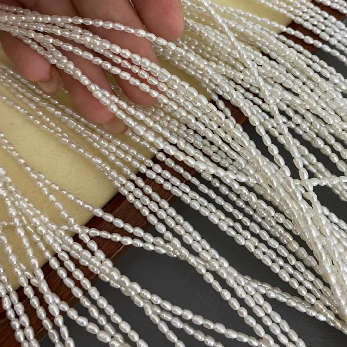 Feine natürliche Reisperlen aus Süßwasser, weiße Mini-Perlen auf 38cm Strang, kleine ovale Perlen für Schmuckherstellung DIY