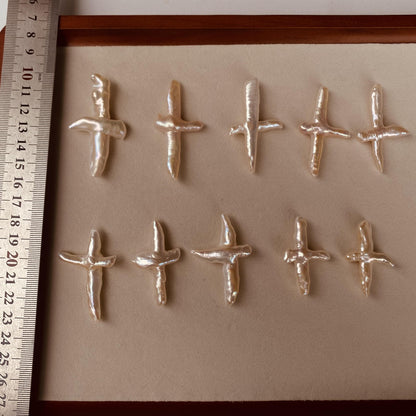 Barock Kreuzförmige Süßwasserperle Einzelstück für Schmuckherstellung, Natürliche weiße Perle mit Glanz, Spiritueller Anhänger DIY