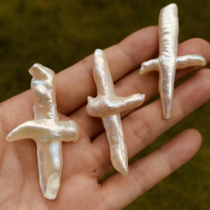 Barock Kreuzförmige Süßwasserperle Einzelstück für Schmuckherstellung, Natürliche weiße Perle mit Glanz, Spiritueller Anhänger DIY