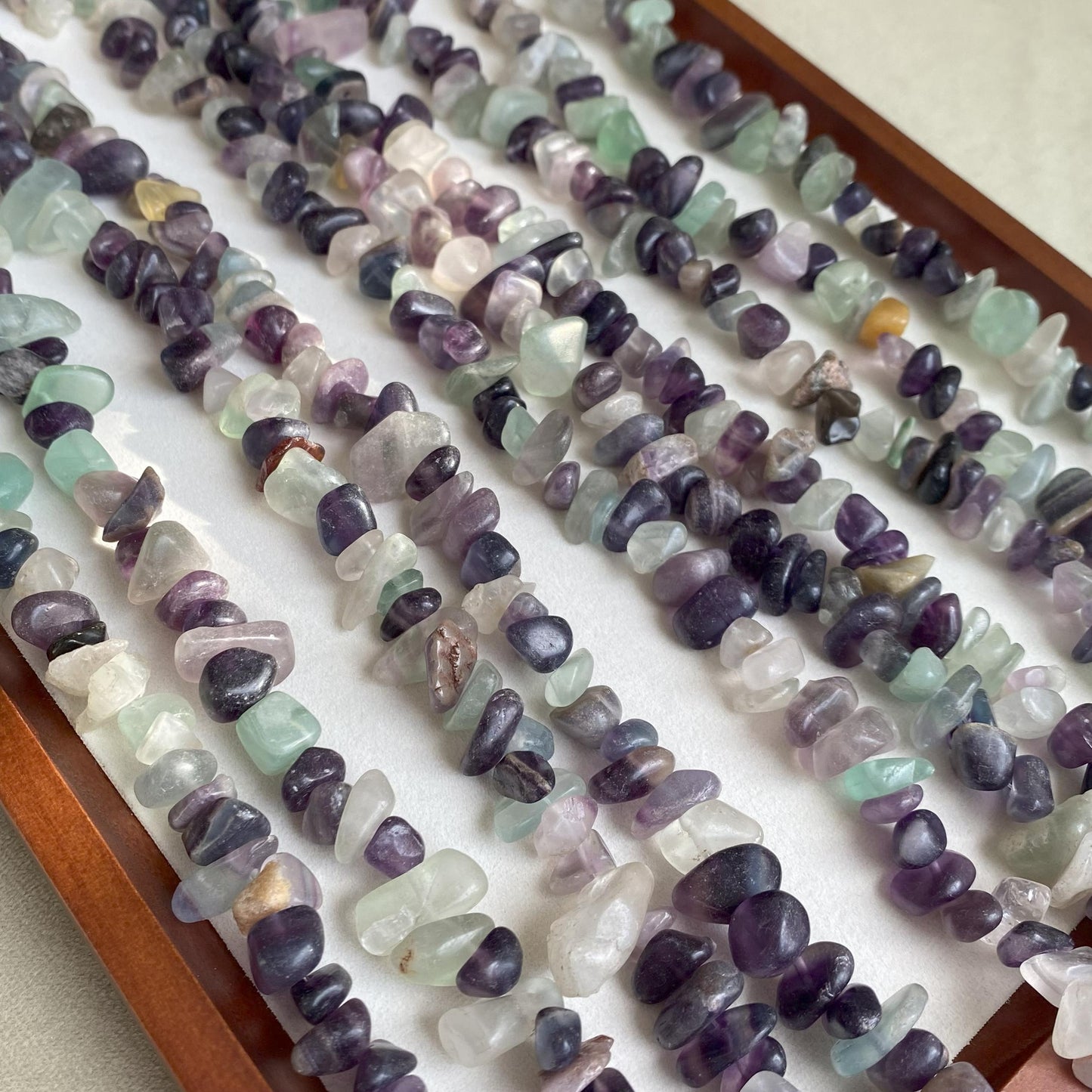 80cm Natürliche Fluorit Splitter Perlen zum Schmuck Basteln, gebohrte Edelsteine für DIY Armbänder & Halsketten, Chunky Nugget Stil