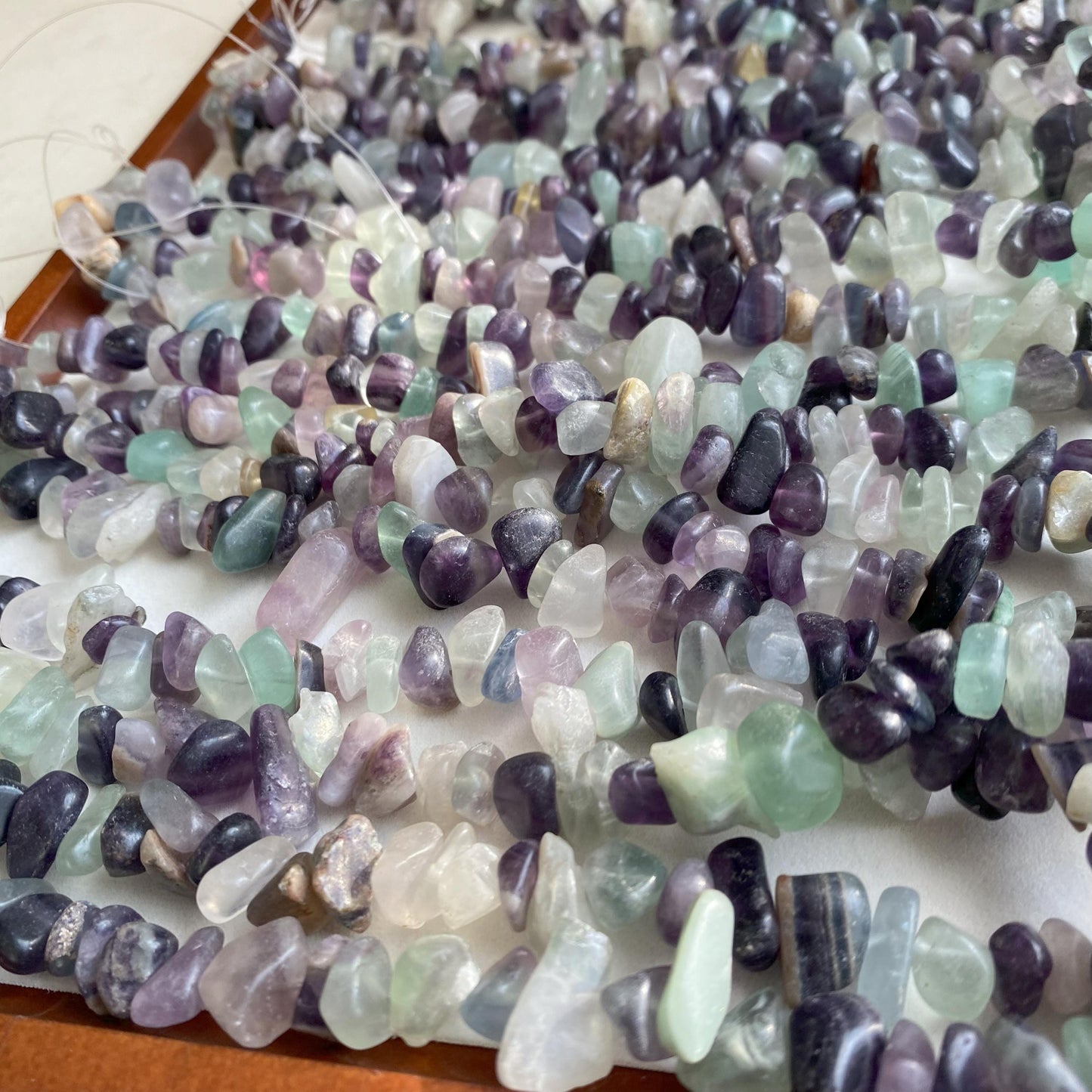 80cm Natürliche Fluorit Splitter Perlen zum Schmuck Basteln, gebohrte Edelsteine für DIY Armbänder & Halsketten, Chunky Nugget Stil